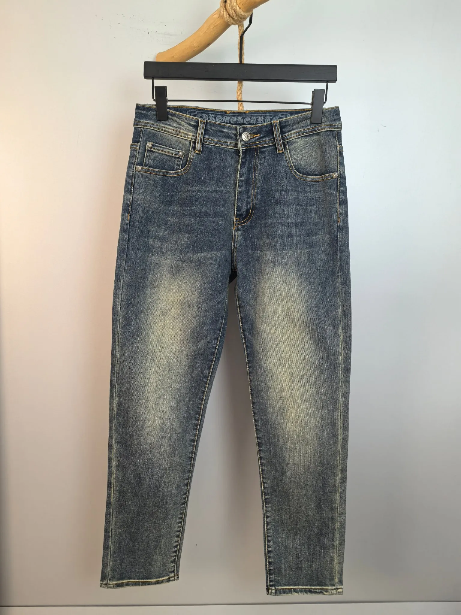P440 Chrome Hearts men's fashionable large hem jeans, official album and poster wear style!  High-grade imported denim raw-color fabrics are supplied to customers. We specially select pure 13oz denim fabrics from Okayama, Japan. They are washed with heavy-duty environmentally friendly plant enzymes. The texture has a light retro color and is quite beautiful, which is very suitable for the autumn and winter colors. After washing, the fabric is soft and delicate, but has a strong sense of bones and a slight stretch, which provides an excellent comfortable experience. There is no damage from any technical elements throughout the body, retaining the purest tannin color! The details throughout the body are perfect, exquisite and elegant. The latest leather label on the waist highlights the brand's characteristics. The hardware accessories, leather label and wiring all reflect the craftsmanship! The silhouette is perfectly tailored and has excellent butt lift and slimming effect. It can be easily matched with any top in the wardrobe. It has wide compatibility and is suitable for various daily wear. The upper body is full of shape. It is a must-have trousers for those who are obsessed with quality control and 1V! Size: 29-38 No 35 37